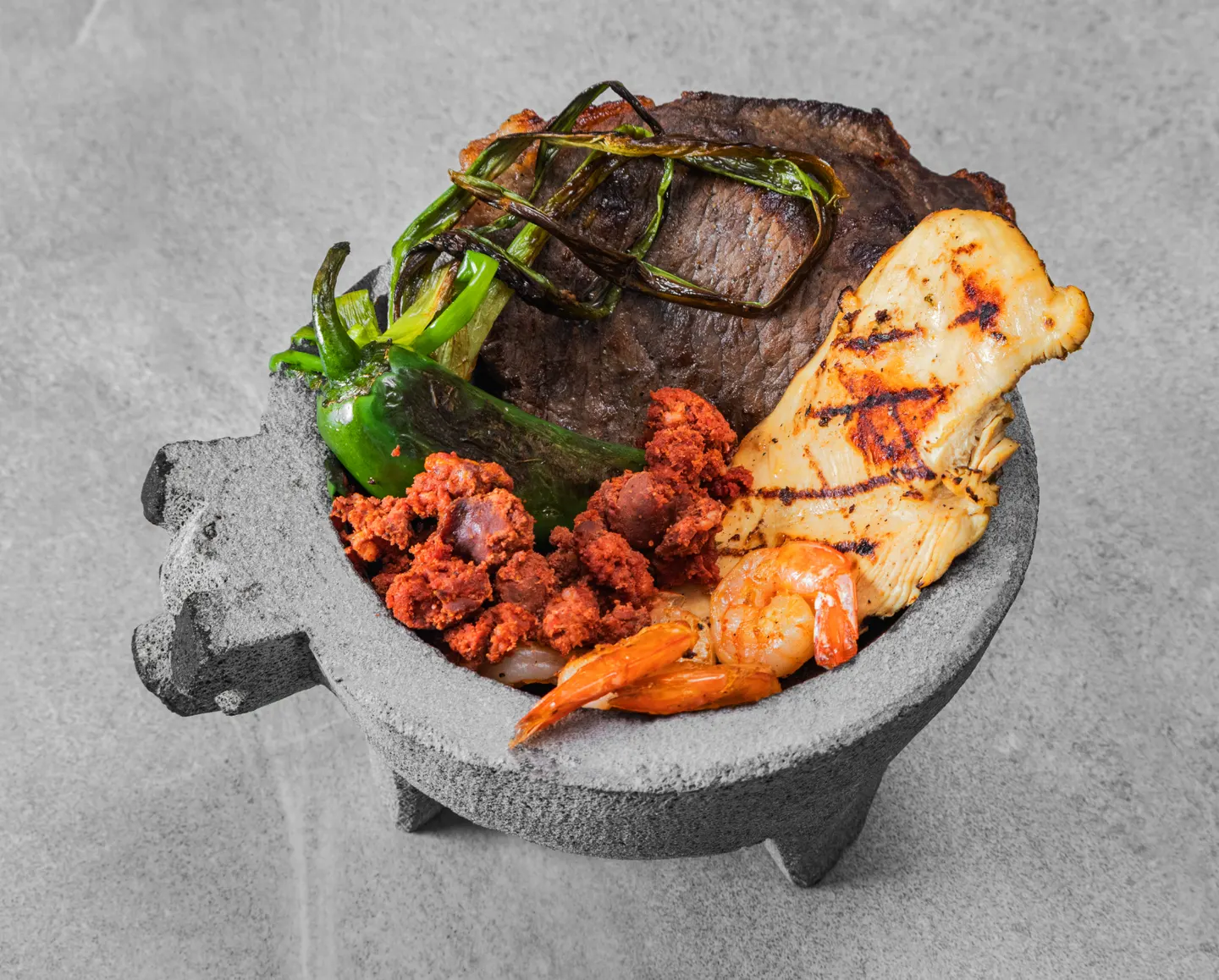 Molcajete con carne asada, pollo, camarones, chorizo y chiles